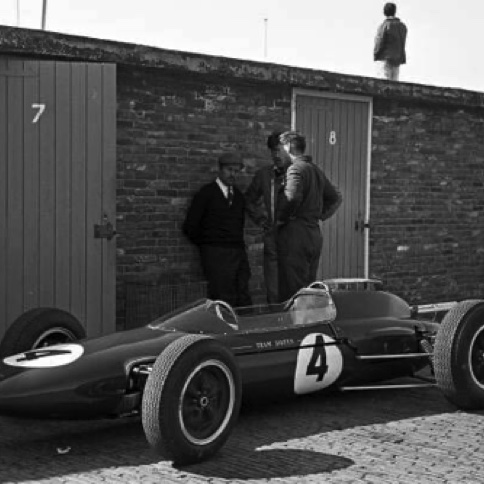 La dernière création de Colin Chapman derrière les stands à Zandwoort La dernière création de Colin Chapman derrière les stands à Zandwoort